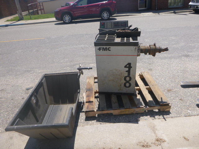 lot 8 image: FMC 4100 Self-Calibrating Computer Wheel Balancer