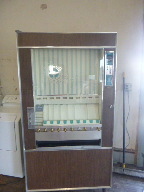 lot 26 image: National Vendors Candy and Gum Machine