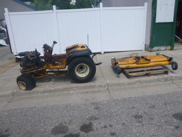 lot 5 image: Cub Cadet 2182 - FOR PARTS ONLY