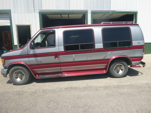 lot 1 image: 1994 Ford E-150 Econoline Conversion Van