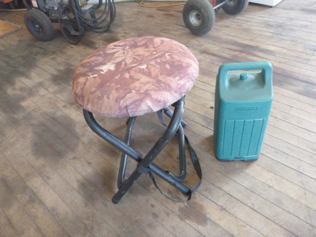 lot 30 image: Swivel Seat Camp Stool and Coleman Lantern