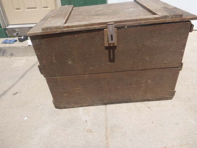 lot 42 image: Wooden Trunk