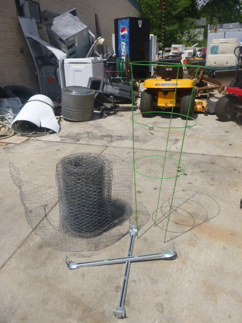 lot 49 image: Chicken Wire and Tomato Cage