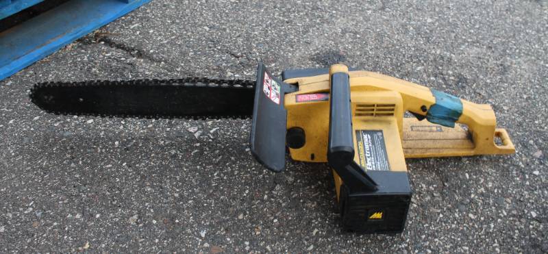 lot 8 image: Chain Saw Electric