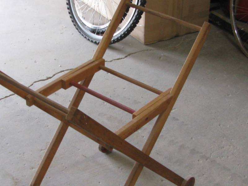 lot 1 image: Collapsible Wood Laundry Rack