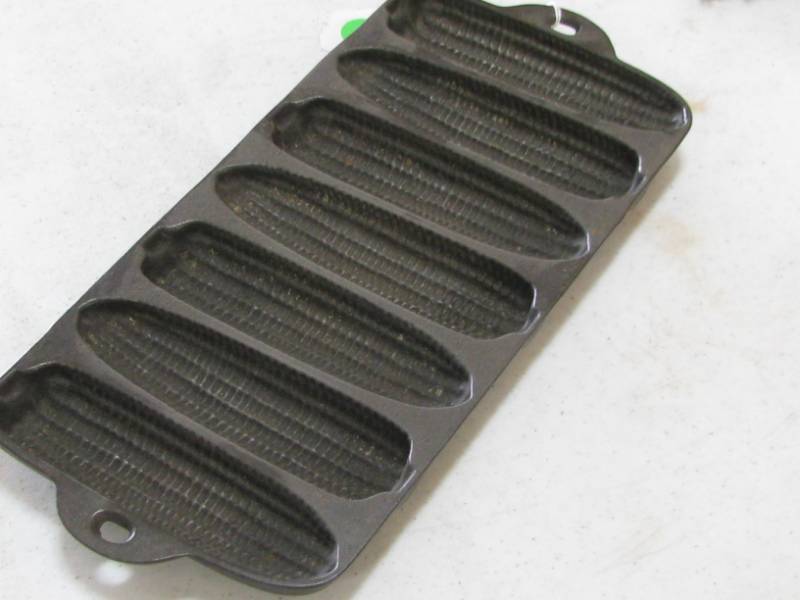 lot 14 image: Cast Iron Corn Bread Pan