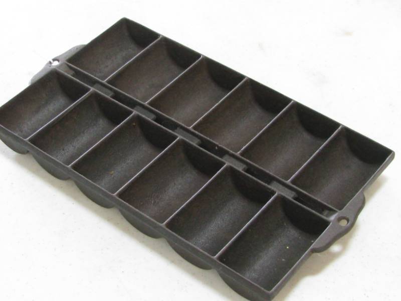 lot 15 image: Cast Iron Gem Pan