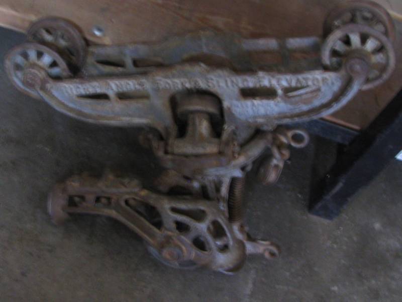 lot 25 image: Right Angle Fork & Sling Elevator