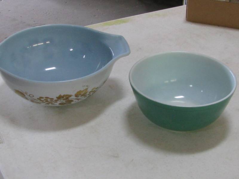 lot 29 image: Pyrex Bowls