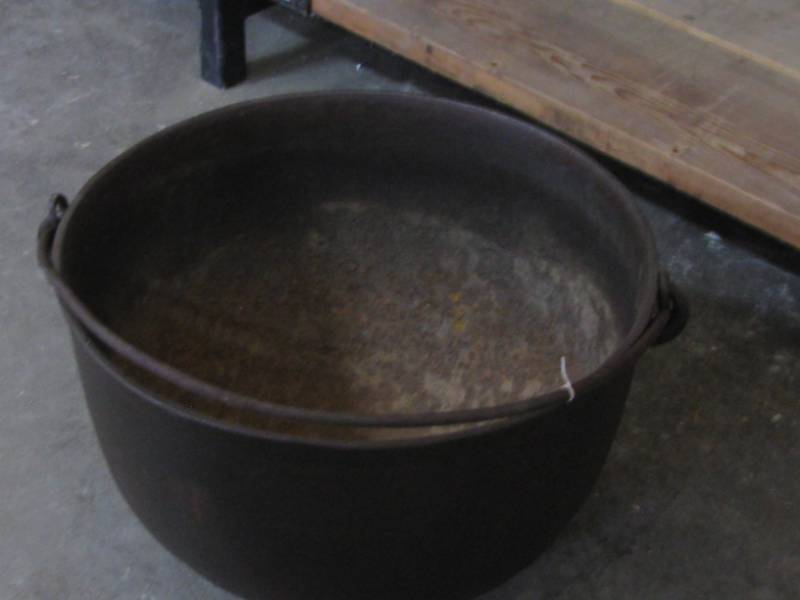 lot 37 image: Cast Iron Scaulding Cauldron