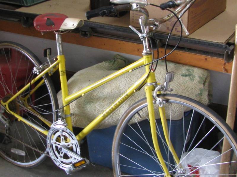 lot 41 image: Schwinn Caliente Girls Bicycle
