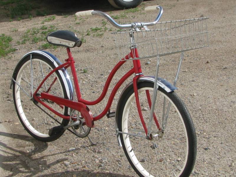 lot 51 image: Schwinn Girls Bicycle