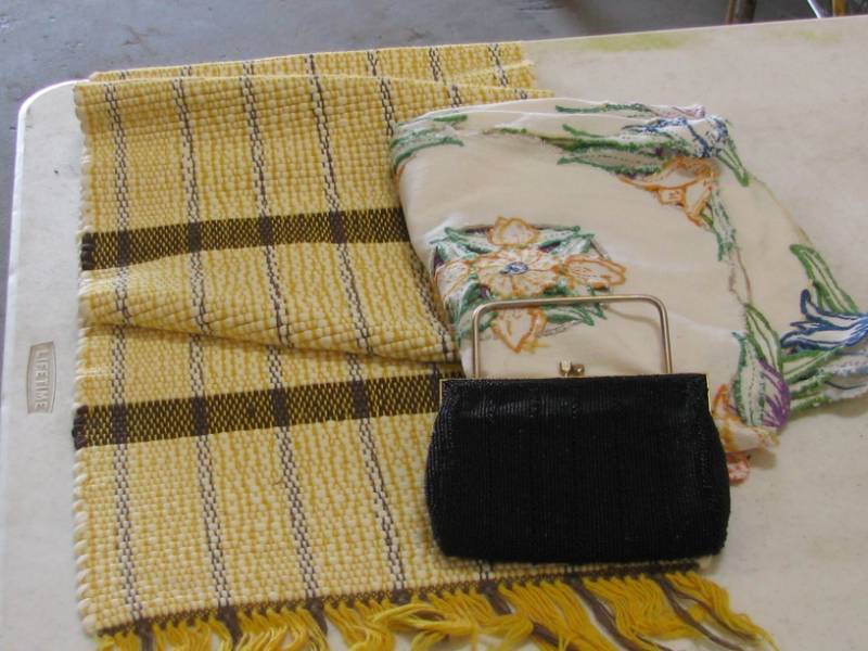 lot 61 image: Beaded Purse
