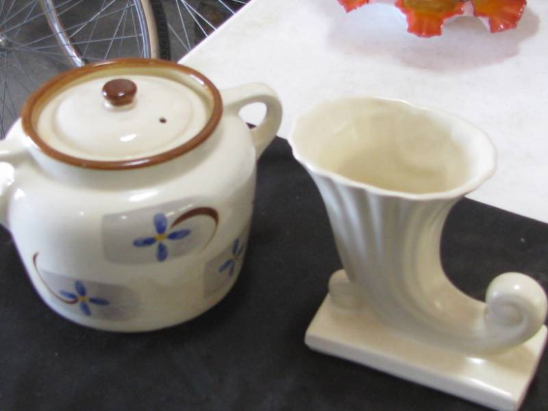lot 64 image: Bean Pot