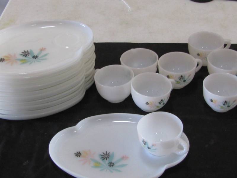 lot 83 image: Snack Set