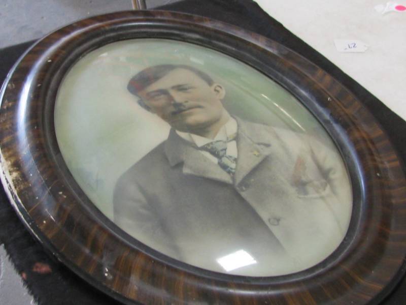 lot 93 image: Oval Picture