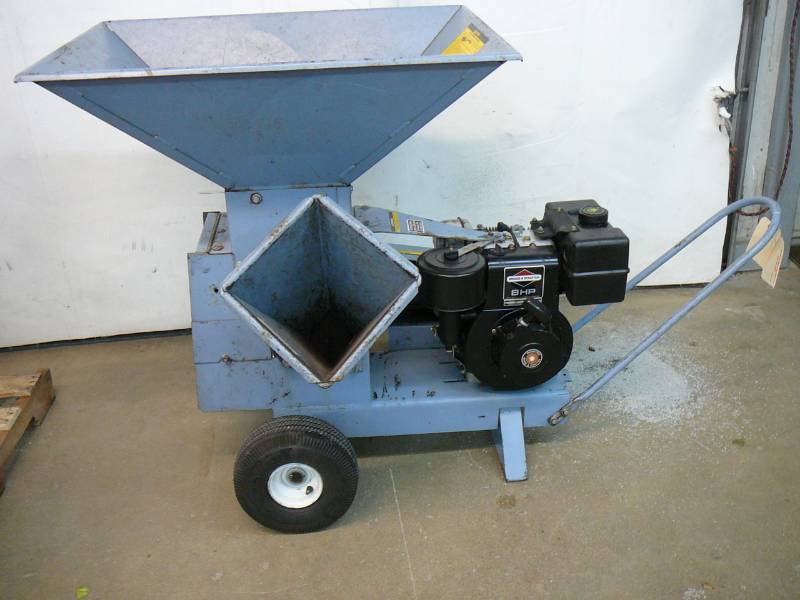lot 20 image: Yard Shark Wood Chipper With Briggs & Stratton 8HP