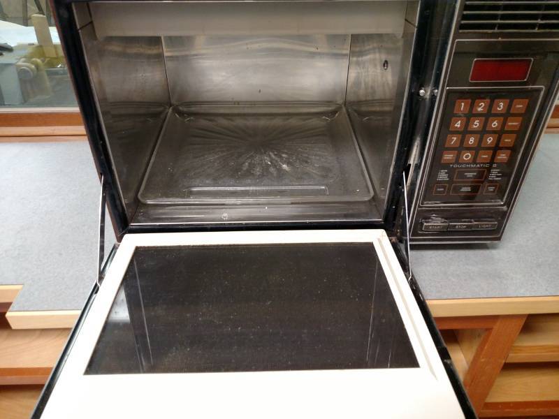 lot 192 image: Microwave Oven & Clock, Works...