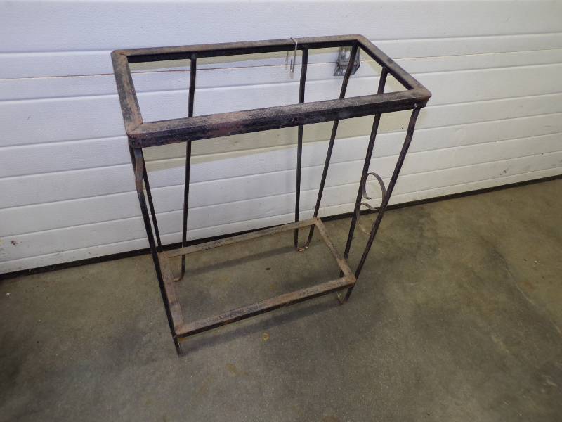 lot 10 image: Vintage Metal Table