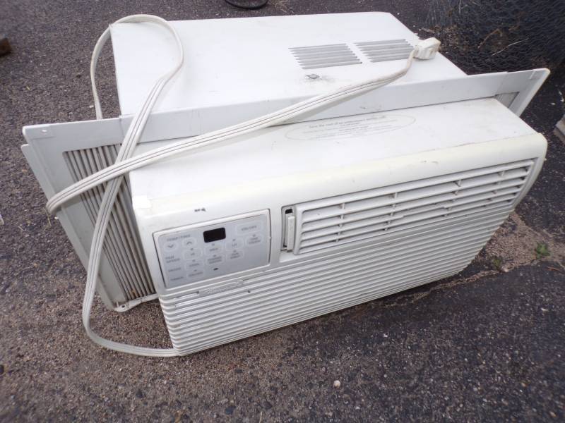 lot 39 image: 5600 Window Air Conditioner