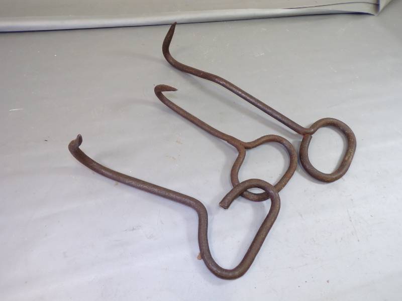 lot 41 image: 3 Bale Hooks