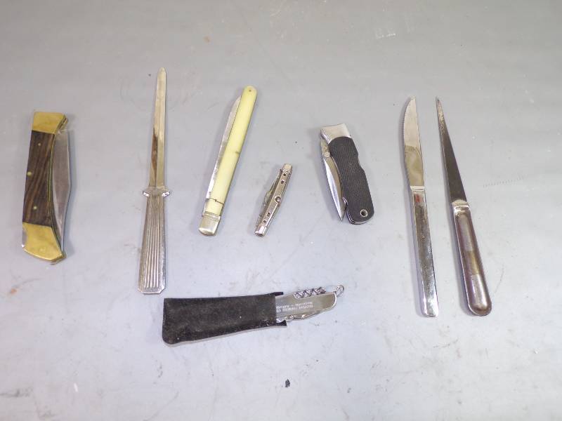 lot 43 image: 9 Knives