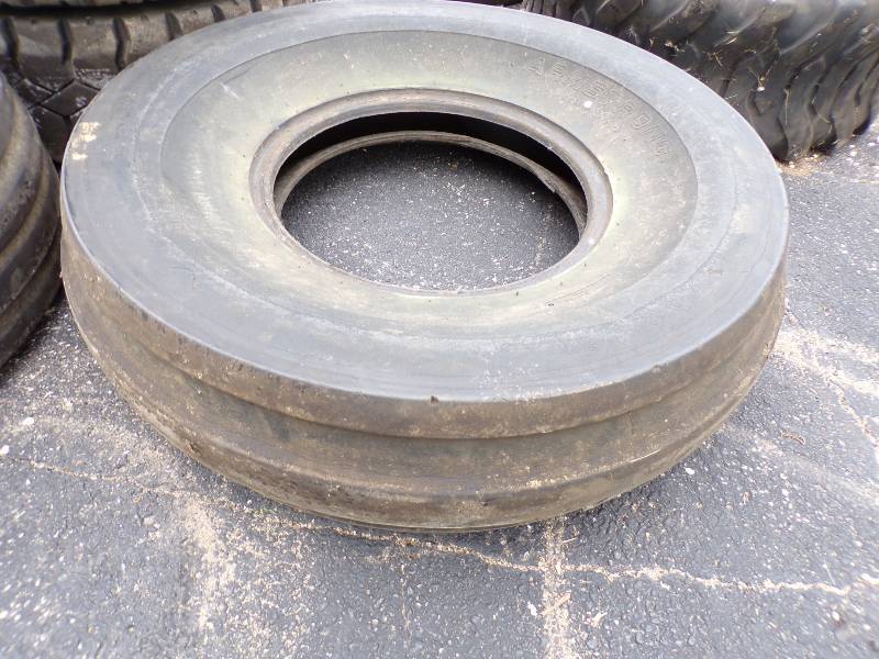 lot 59 image: Front Tractor Tire 10.00 - 16