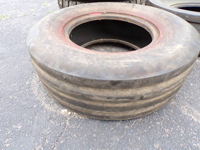 lot 60 image: Front Tractor Tire 9.5L - 15
