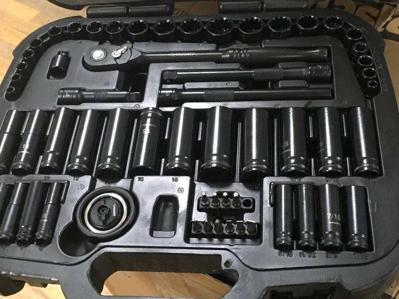 Husky 38 in. Drive 100-Position Universal SAE and Metric Mechanics Tool Set (60-Piece)  in good condition