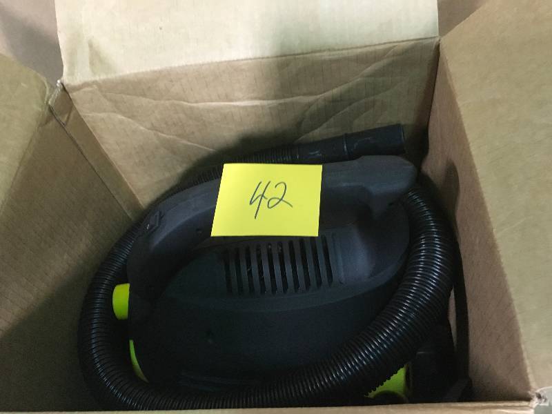 lot 42 image: Stinger 2.5 Gal. 1.75-Peak HP Compact Wet Dry Vac n good condition