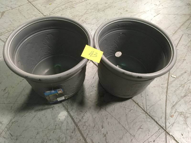 lot 43 image: 100 ft. Resin Hose Pot n good condition