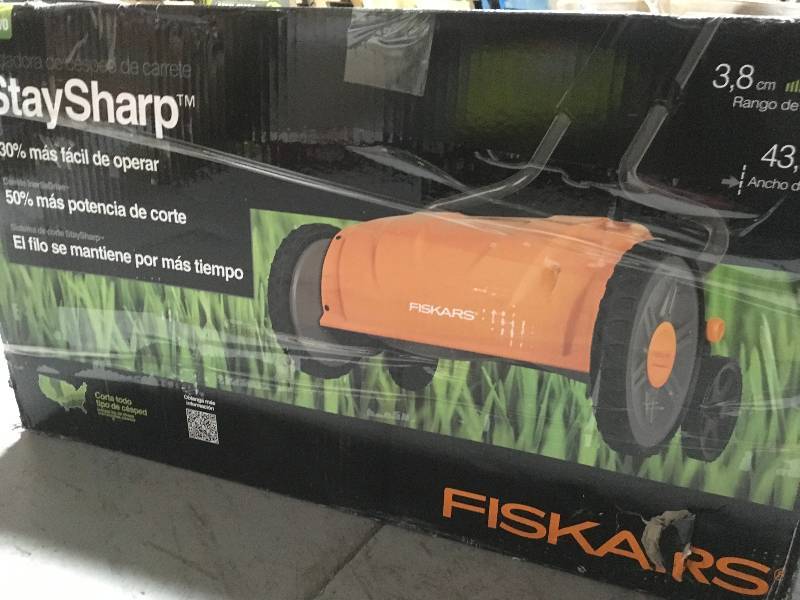 lot 5 image: Fiskars StaySharp 17 in. Manual Push Walk Behind Non-Electric Reel Mower in good condition