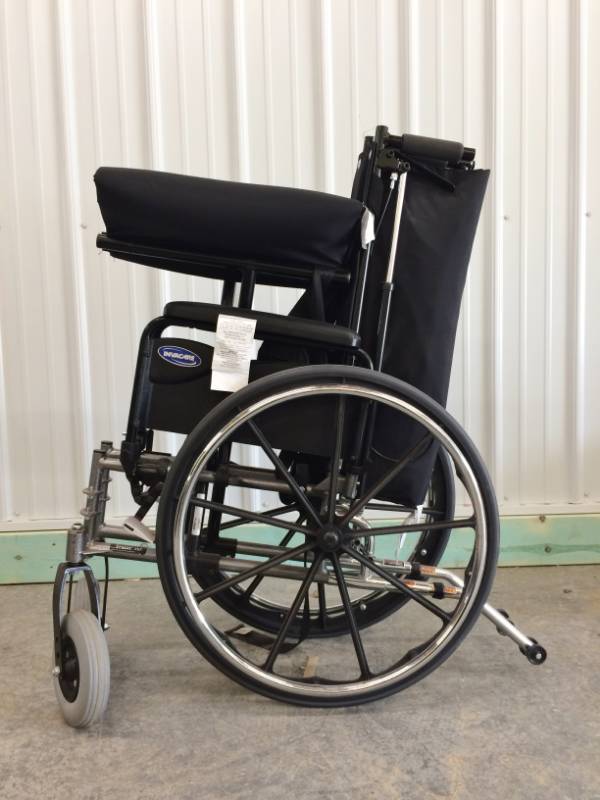 lot 7 image: Invacare Tracer SX5 300lb Capacity Wheelchair - Like New Condition