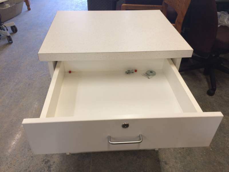 lot 21 image: 1 Door 1 Drawer Countertop Cabinet - Like New Condition But Door Handle Is Missing A Screw No Key