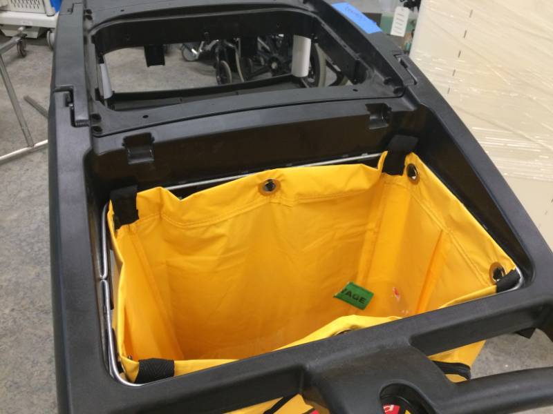 lot 25 image: WOW RUBBERMAID TRASH CART - LOOKS POSSIBLY NEW