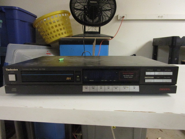lot 211 image: TECHNICS COMPACT DISC PLAYER