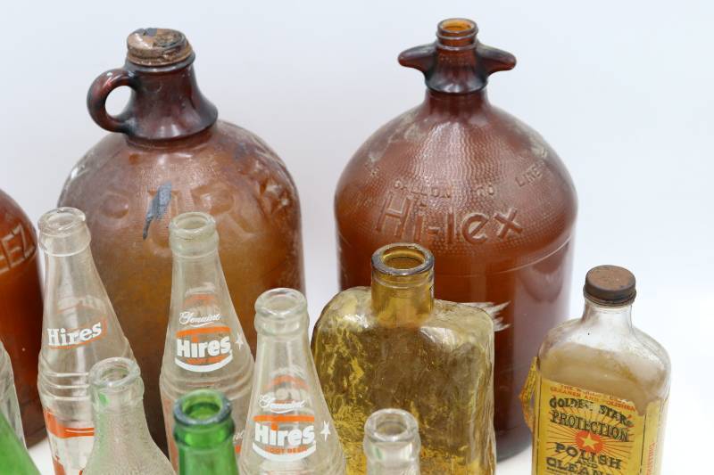 lot 26 image: (2) Lots of Miscellaneous Vintage Glassware