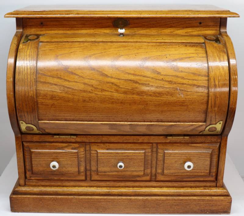 lot 16 image: Desk Top Caddy 24 tall x 26 wide