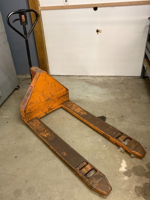 lot 10 image: Pro-Lift Pallet Jack