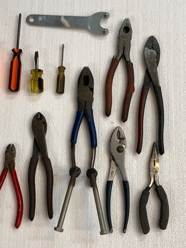 lot 31 image: Lot Of Assorted Hand Tools