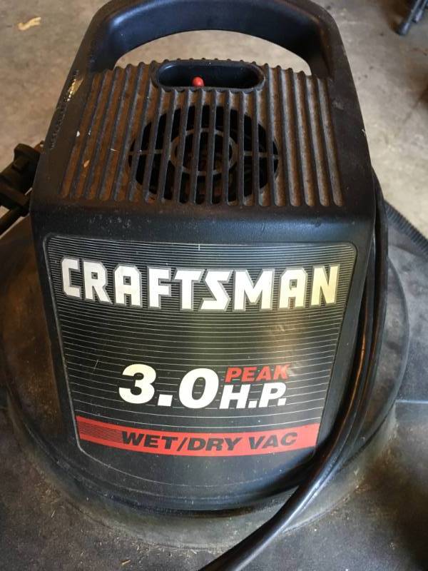 lot 18 image: Craftsman 3hp Shop WetDry Vac - 8 Gallon.