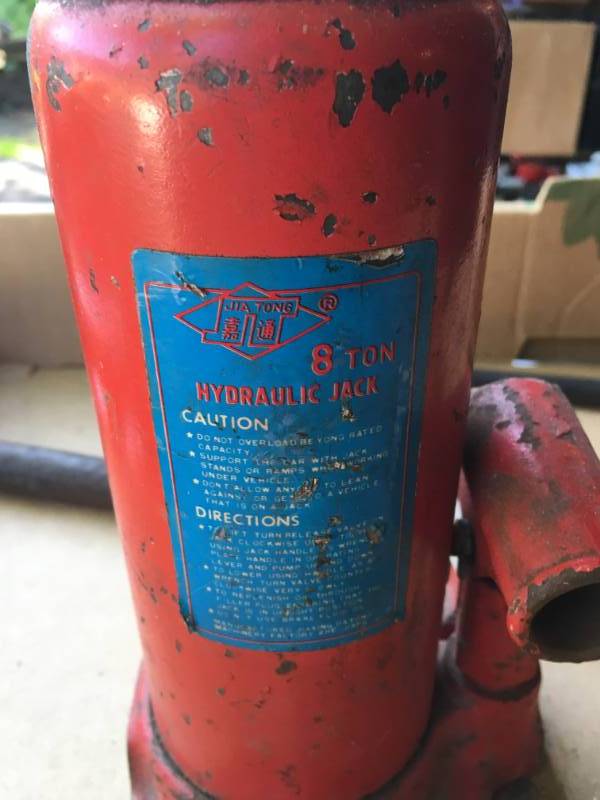 lot 27 image: 8 Ton Hydraulic Jack