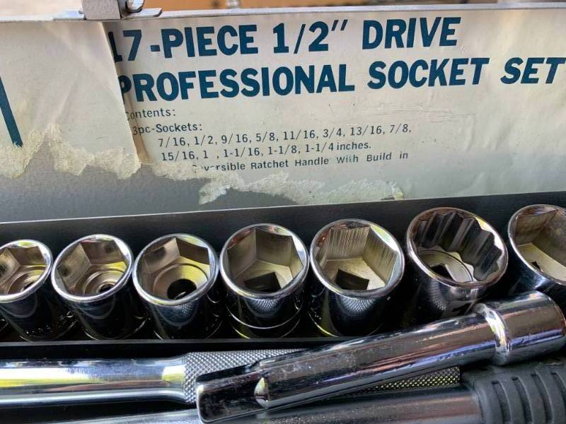 lot 64 image: 17 Piece 12 Driver Set  (Like New)