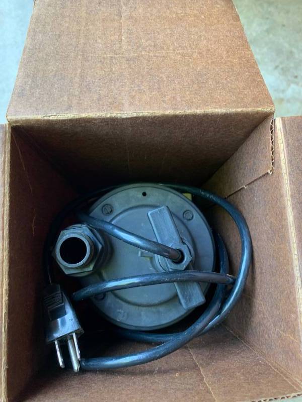 lot 76 image: Simer Submersible Pump