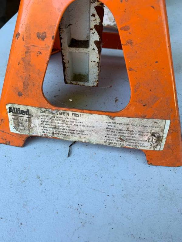 lot 79 image: 2 Jack Stands - Great Condition