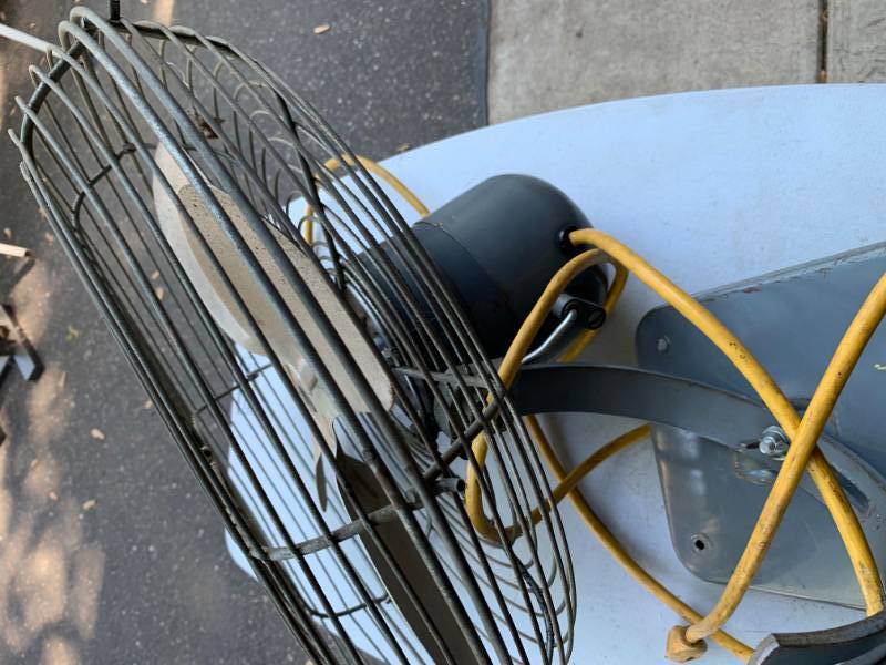 lot 128 image: Heavy Duty Metal Blade Wall Fan