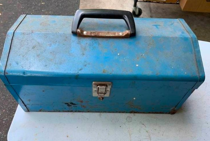 lot 150 image: 16 Chain & Tool Box