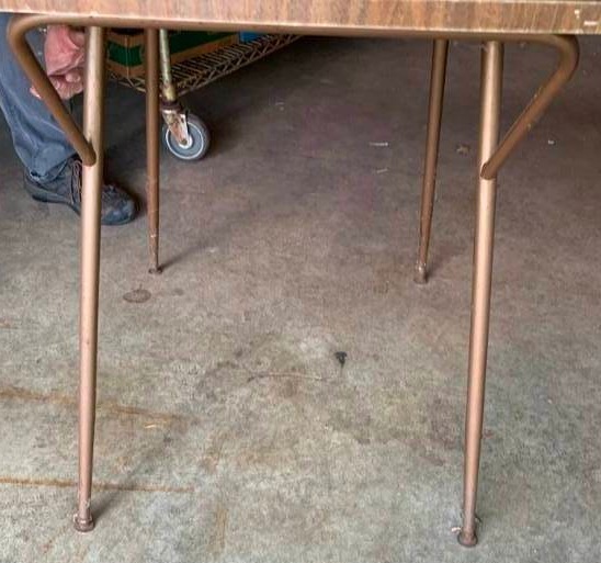 lot 152 image: Nice Table w Drop Sides