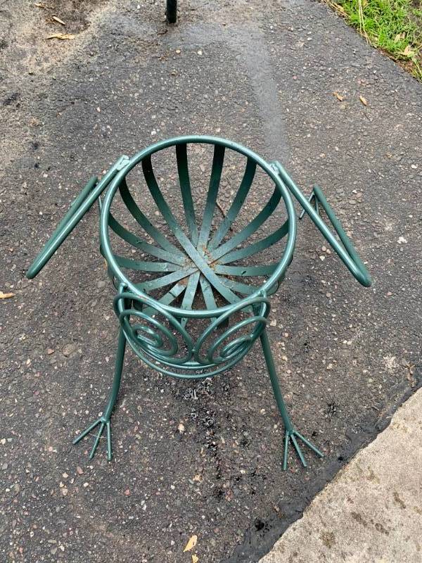 lot 195 image: FlowerPlant Holder - Metal Frog