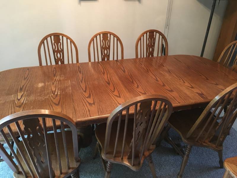 lot 225 image: Gorgeous Oak Dining room Table & (8) Chairs